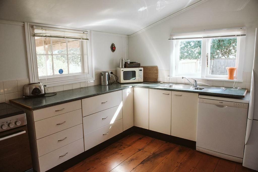 Bow Street Apartments & Cottage Raglan Eksteriør billede